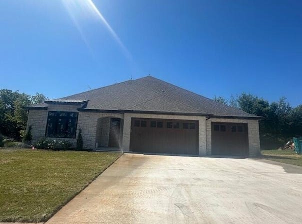 1586 E Cobblestone Drive, Ozark, MO 65721