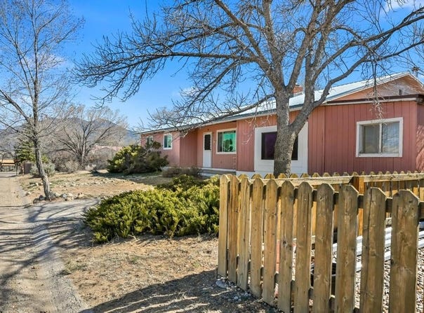 807 Hill Dr, Taos, NM 87571