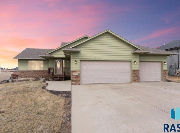 1600 E Liberty Cir, Brandon, SD 57005