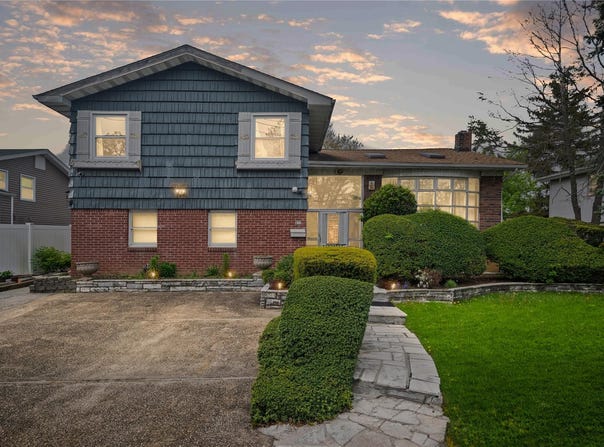 211 Cantiague Rock Road, Westbury, NY 11590
