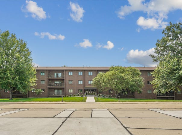 2005 Spring Street unit: U107, Grinnell, IA 50112