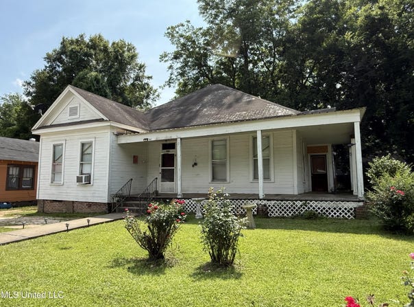 1057 Adams Street, Grenada, MS 38901
