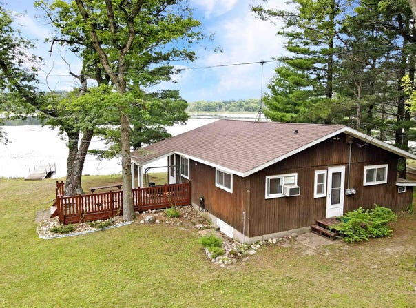 E1953 HOFFMAN Lane, IOLA, WI 54945