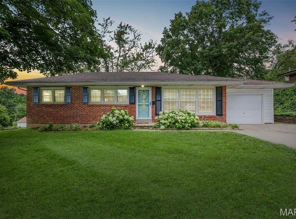 1001 Hillcrest Place, St Charles, MO 63301