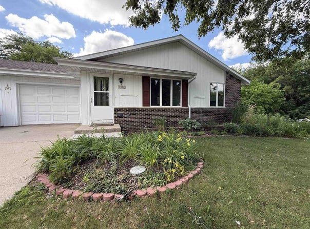 1005 N Wuthering Hills Drive, Janesville, WI 53546