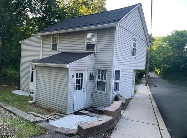 9 Bowlby St, Hampton Boro, NJ 08827-2712