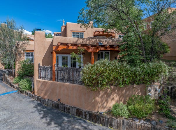 322 Magdalena Road, Santa Fe, NM 87501