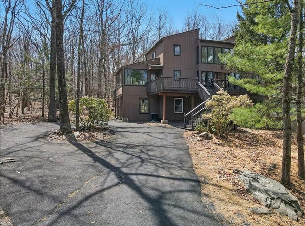 3206 Stonehenge Drive, East Stroudsburg, PA 18301