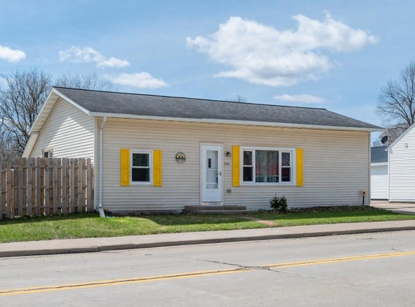 406 E MAIN Street, GILLETT, WI 54124