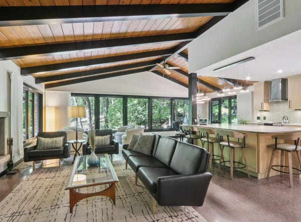 1265 Valley Ridge Dr, Brookfield, WI 53005