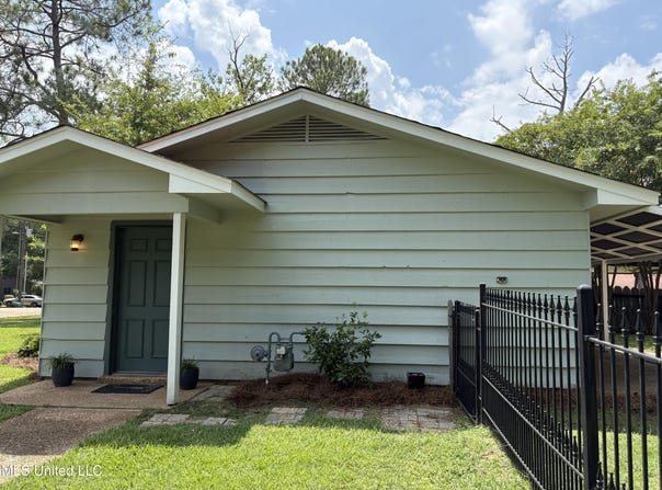 300 Lindale Circle Street, Clinton, MS 39056