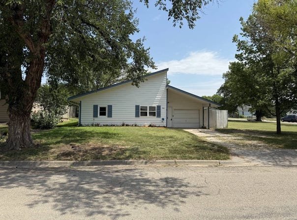 906 Walnut St, Beloit, KS 67420