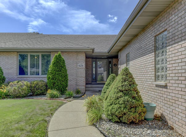626 Rescobie Drive, Schererville, IN 46375