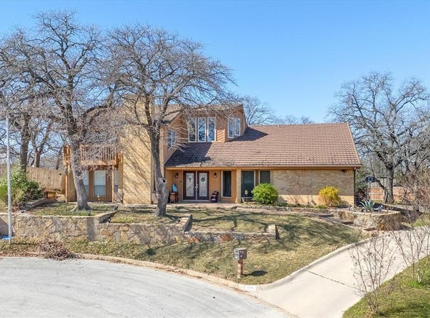 104 Oak Hollow Court S, Azle, TX 76020