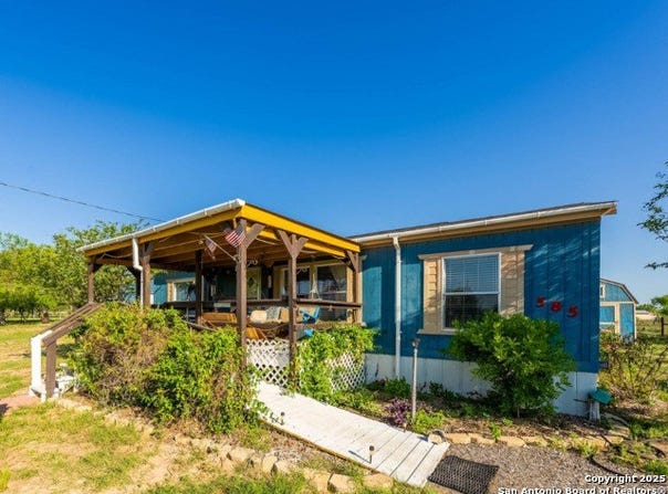585 County Road 7718, Devine, TX 78016