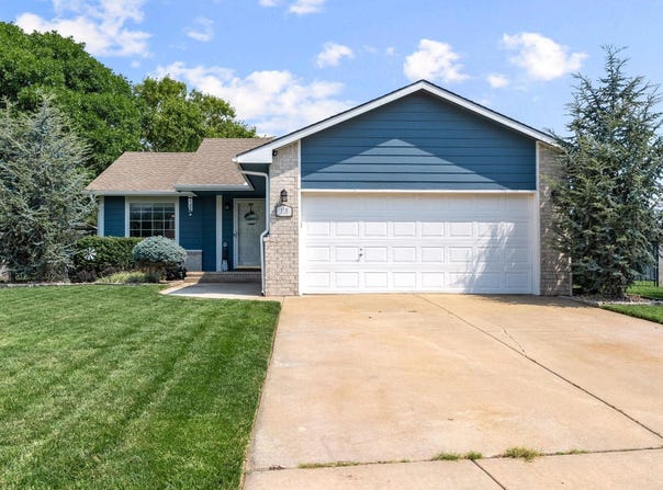 118 E Country Walk Ln, Mulvane, KS 67110