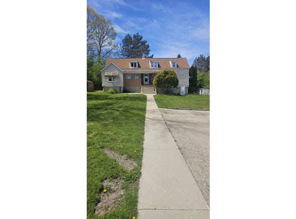831 N Silverbrook Dr, West Bend, WI 53090