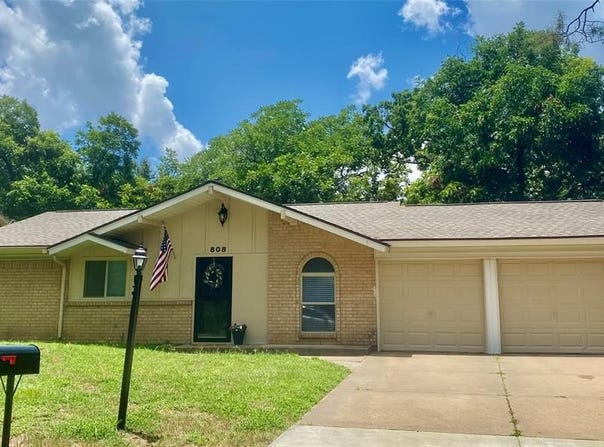 808 Monticello Court, Arlington, TX 76012