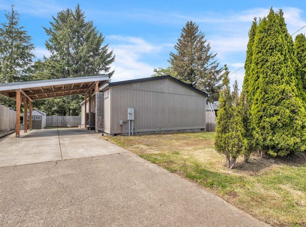 1020 S Crestline Drive, Waldport, OR 97394