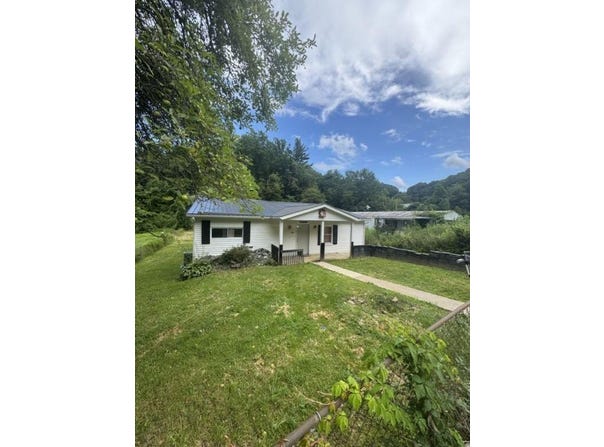 133 3rd St, Mount Hope, WV 25880