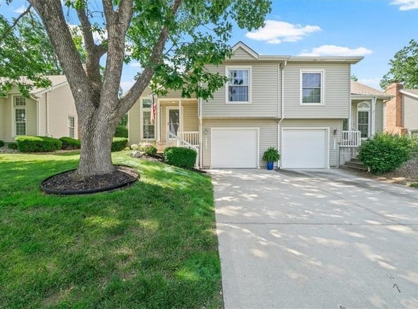 8515 W 109th Terrace, Overland Park, KS 66210