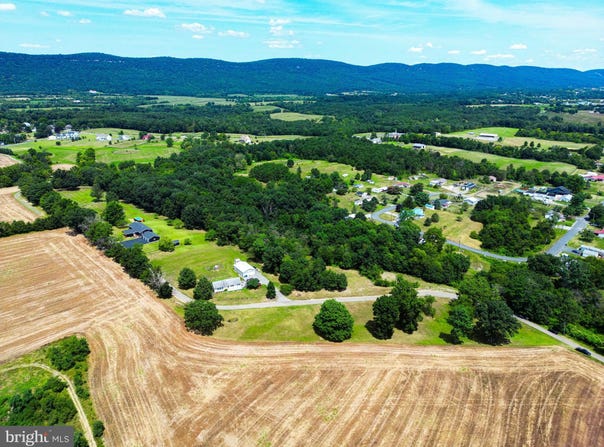 275 N MIDDLETON ROAD, CARLISLE, PA 17013