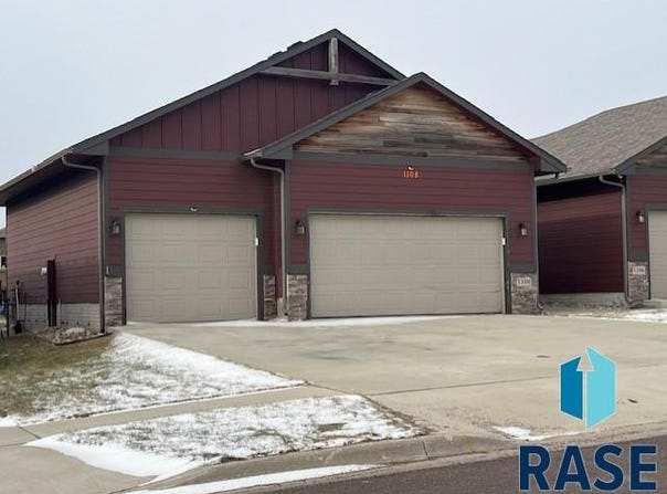 1108 N Brennan Ct, Sioux Falls, SD 57110