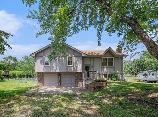 402 E 10th Street, Kearney, MO 64060