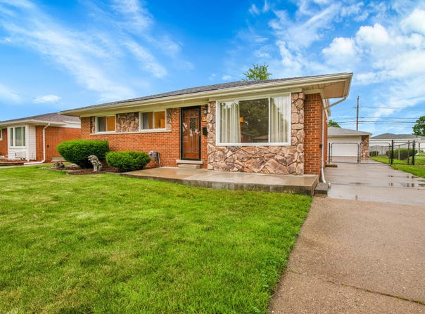 27152 Broadmoor Drive, Warren, MI 48088