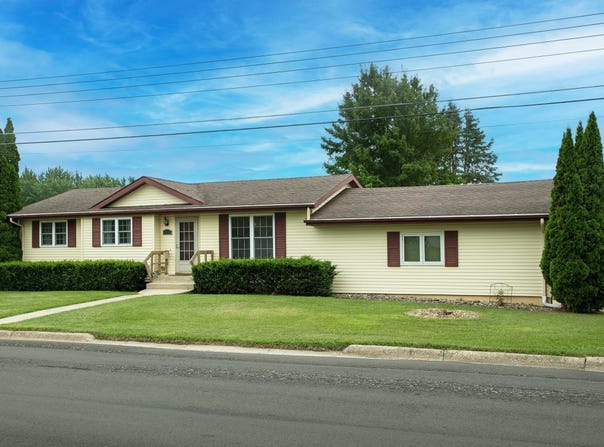 414 M Ave, Grundy Center, IA 50638