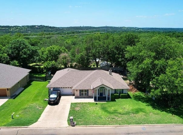185 Broadmoor Street, Meadowlakes, TX 78654