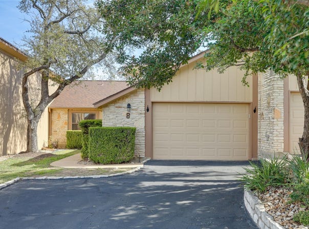 8 Oaks PL, Lago Vista, TX 78645