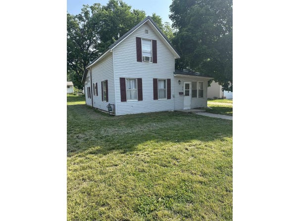 812 E Howard Street, Manchester, IA 52057