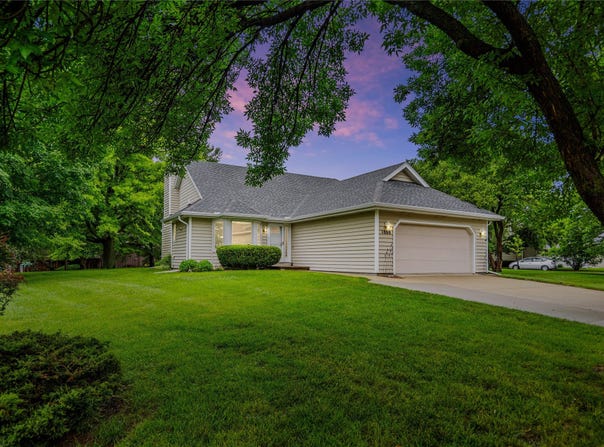 1000 Prairie View Drive, West Des Moines, IA 50266