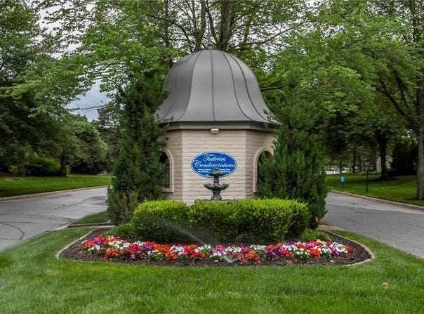 10734 Glenwood Street, Overland Park, KS 66211