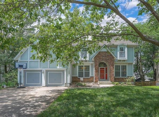11580 S Skyview Lane, Olathe, KS 66061