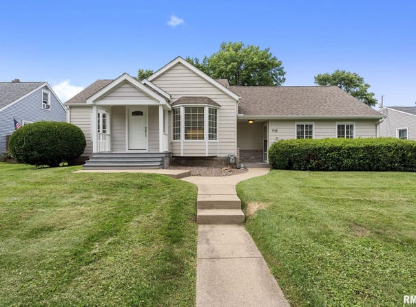 918 JONES Street, Bettendorf, IA 52722