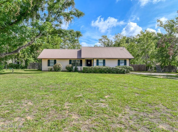 104 CRESTWOOD Drive, Interlachen, FL 32148