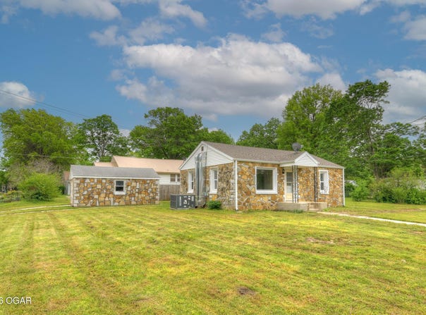 1800 Hazel Avenue, Carthage, MO 64836