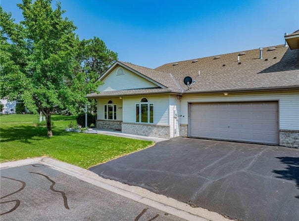 1152 Crystal Place W, Chaska, MN 55318