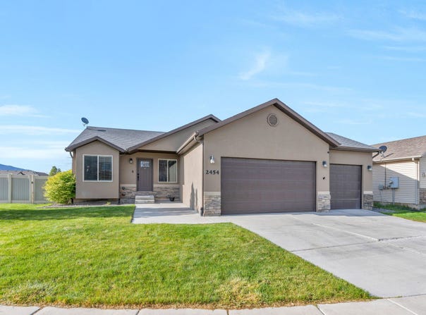 2454 E OX YOKE Dr, Eagle Mountain, UT 84005