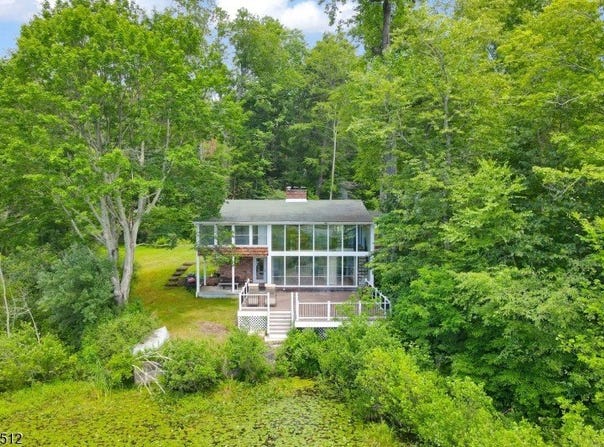 32 W Lakeside Ln, Hampton Twp., NJ 07860-6909