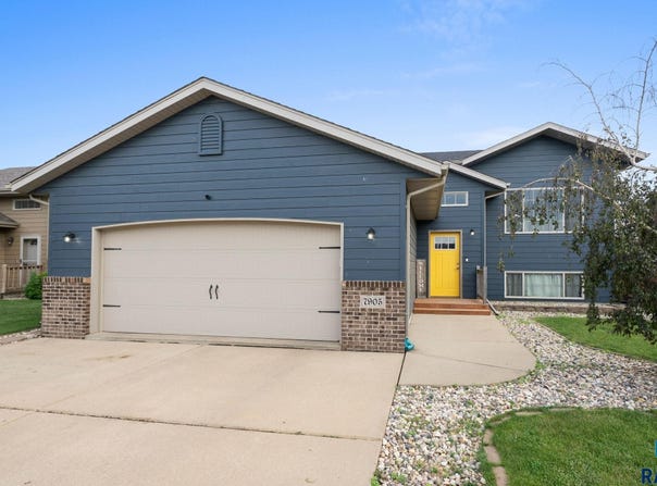 7905 W Wilson Dr, Sioux Falls, SD 57106