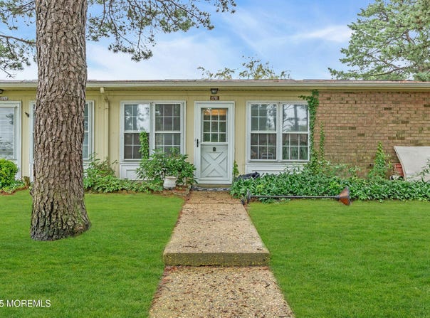 17e Cambridge Circle, Manchester, NJ 08759