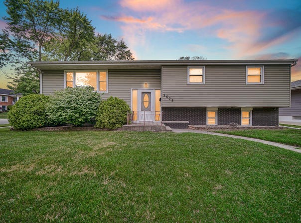 9628 Crestwood Avenue, Munster, IN 46321