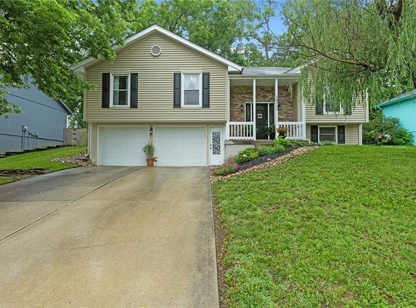 1512 NE Auburn Drive, Lee's Summit, MO 64086