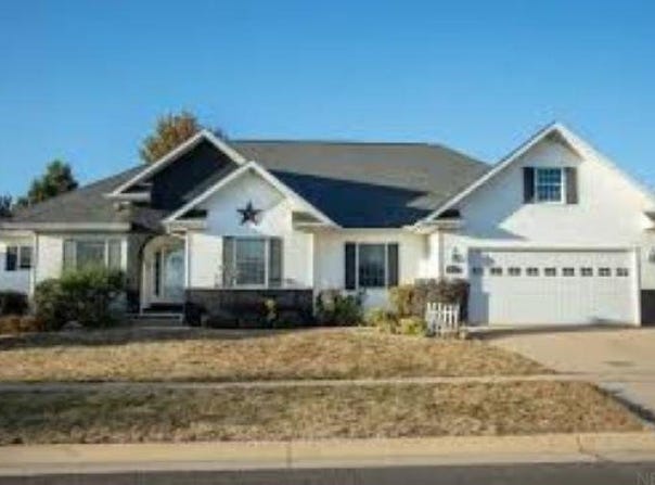 1308 Country Meadow Dr, Waverly, IA 50677