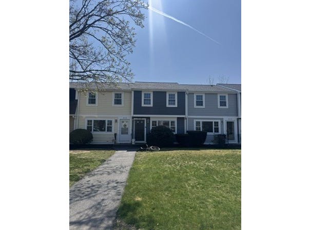 10 Lydon Ln, Halifax, MA 02338