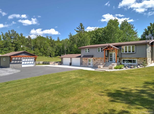 506N E Gulliver Lake, Gulliver, MI 49840
