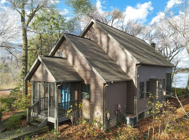 11 West Drive, Hartville, OH 44632